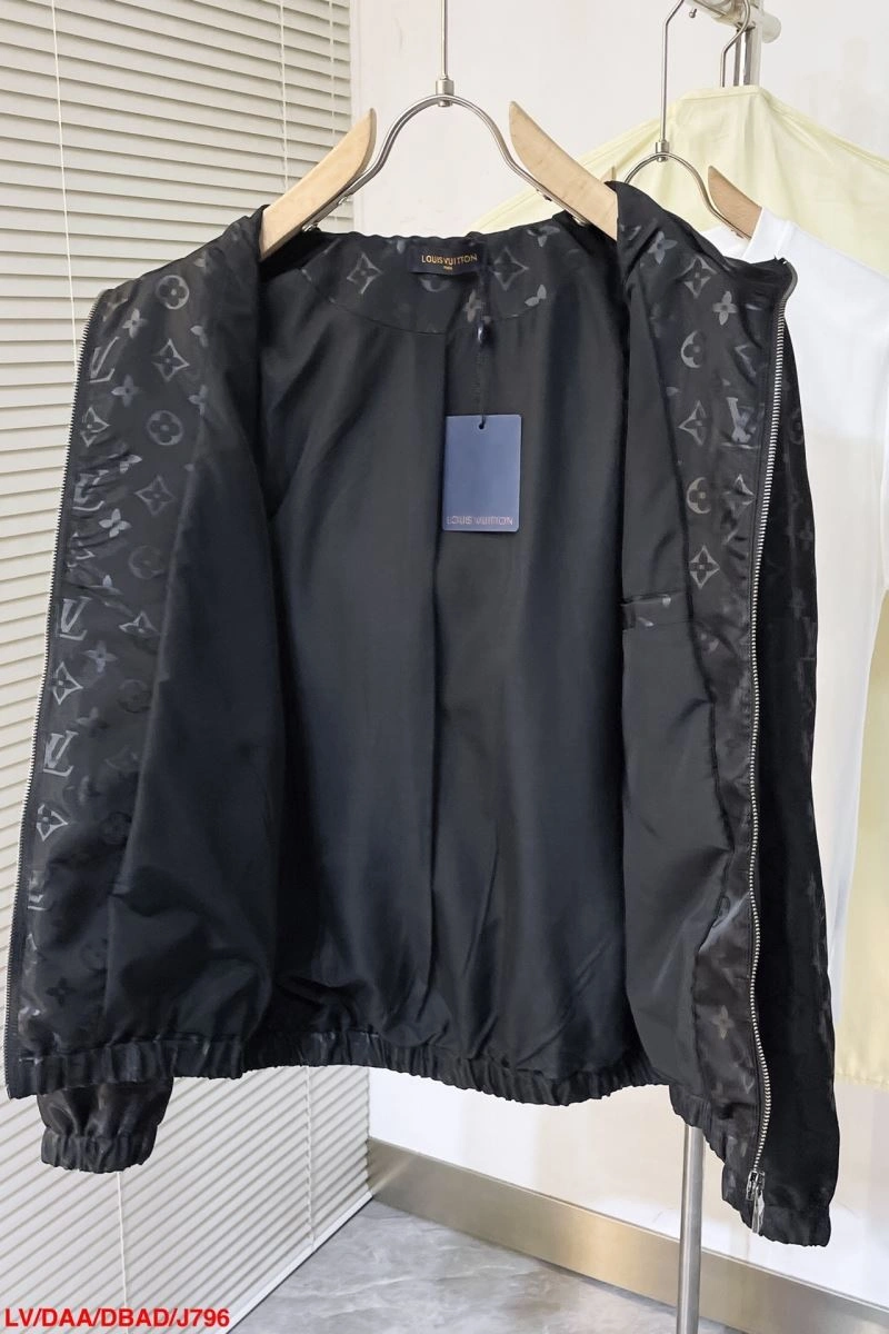 Lightweight Louis Vuitton Outwear 139098