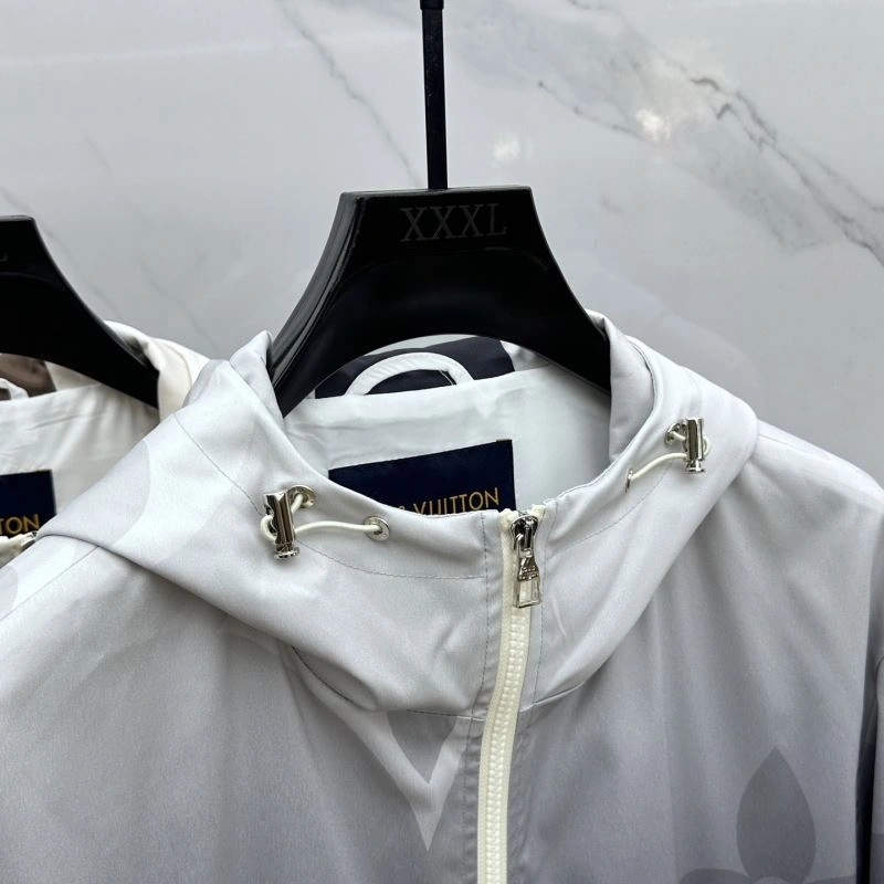 Versatile Louis Vuitton Outwear 139084