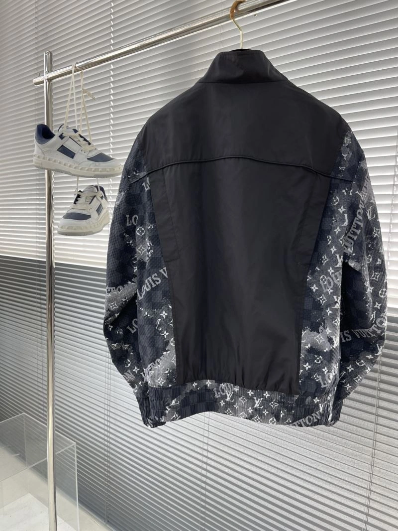 Effortless Louis Vuitton Outwear 137770