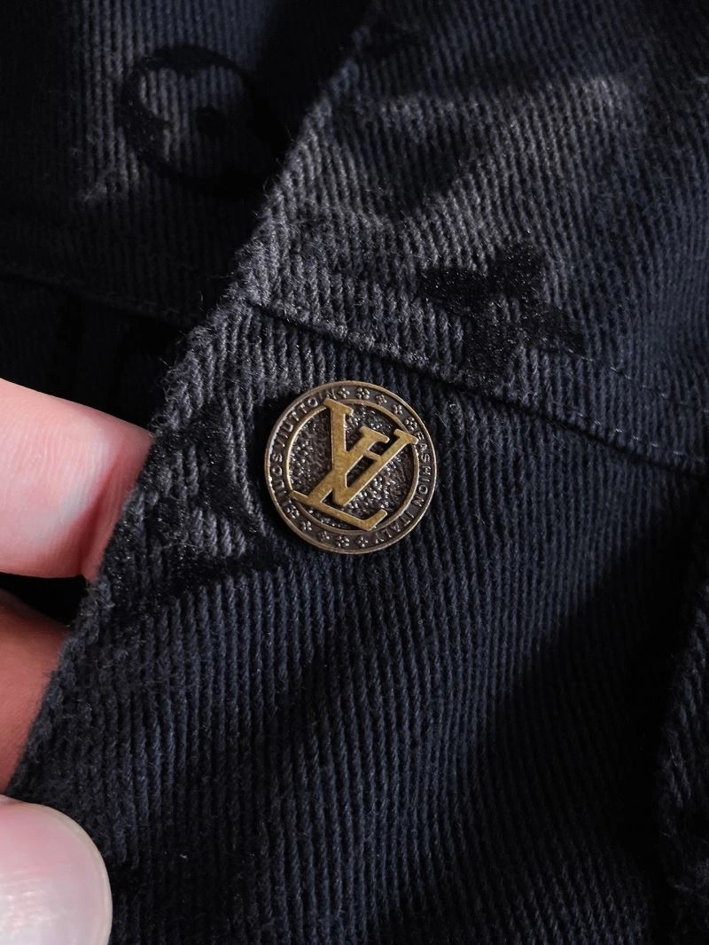 Louis Vuitton Outwear Compact 137674