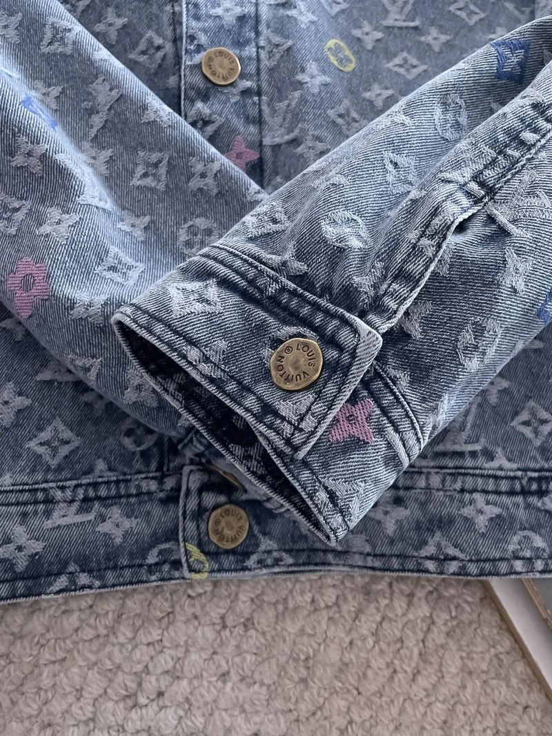 Timeless Louis Vuitton Outwear 137660