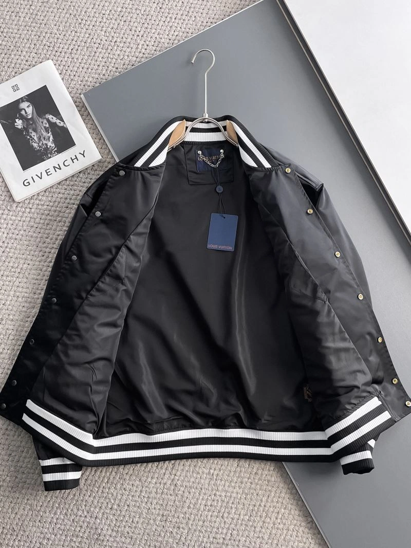 Effortless Louis Vuitton Outwear 137654