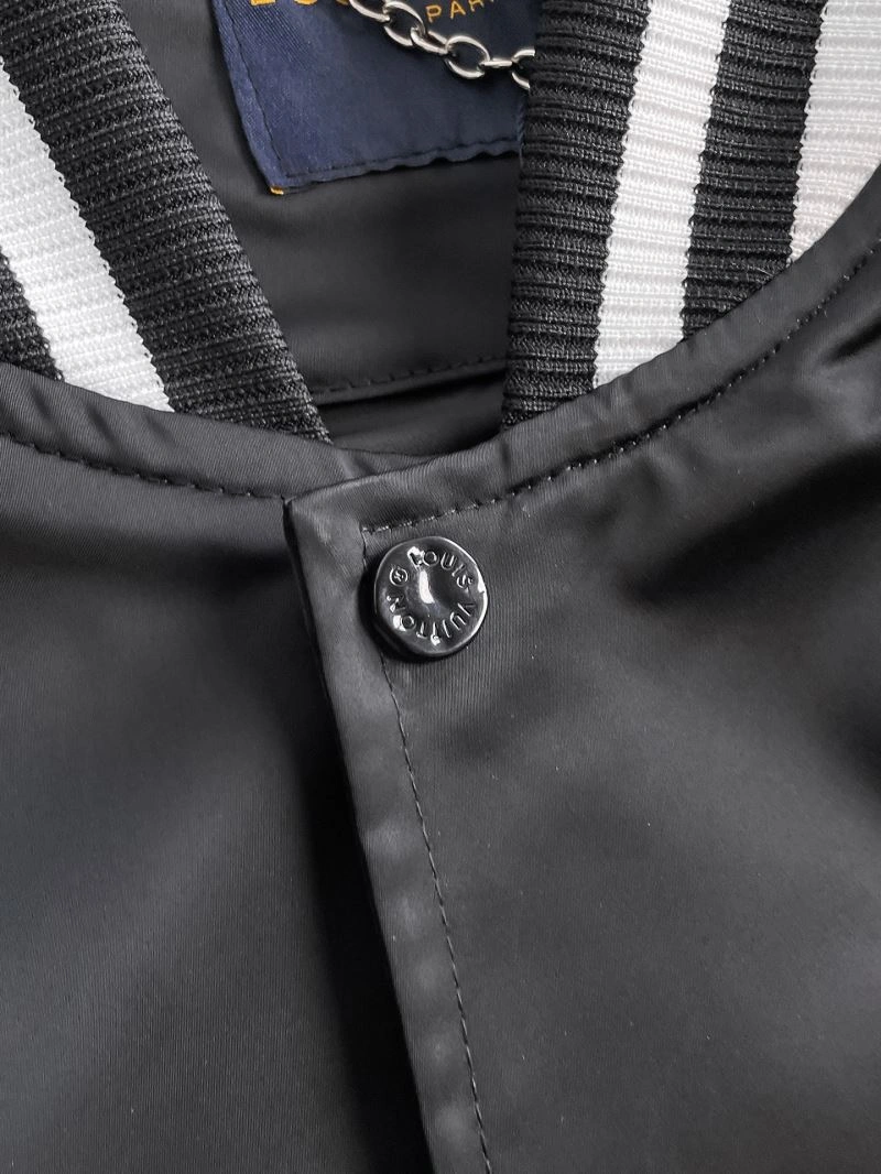 Effortless Louis Vuitton Outwear 137654