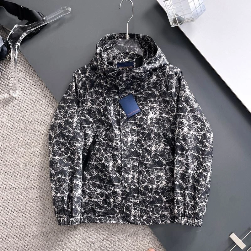Neat Louis Vuitton Outwear 137659