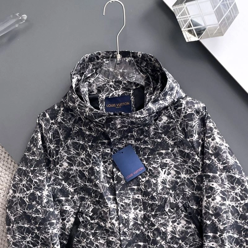 Neat Louis Vuitton Outwear 137659