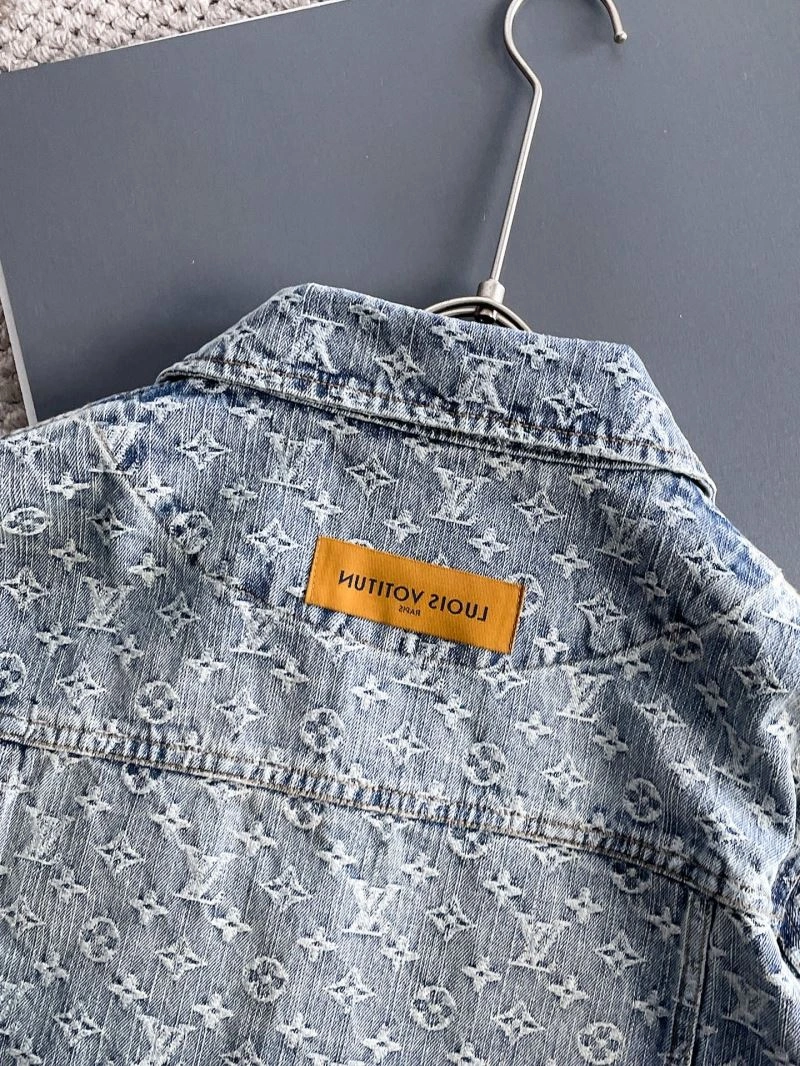 Classic Louis Vuitton Outwear 137647