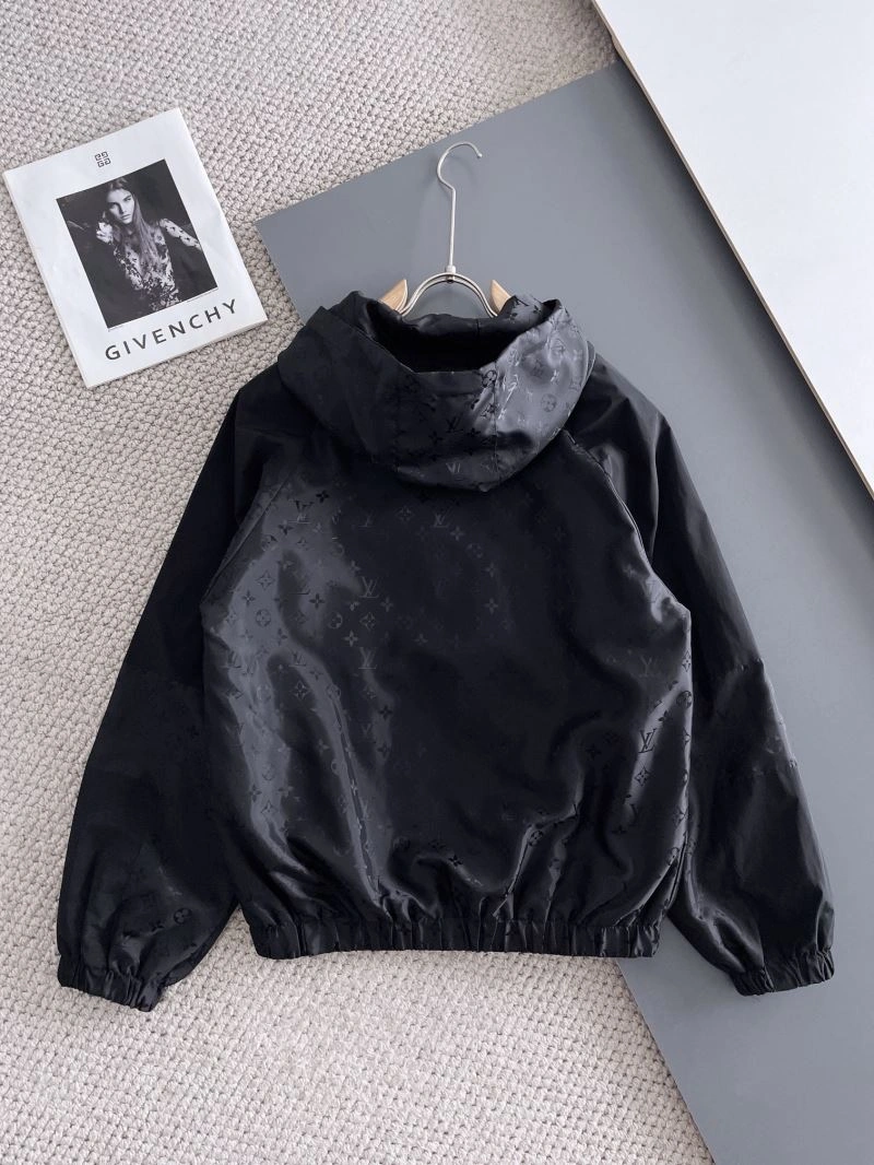 Versatile Louis Vuitton Outwear 137623