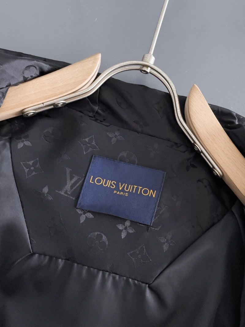 Versatile Louis Vuitton Outwear 137623