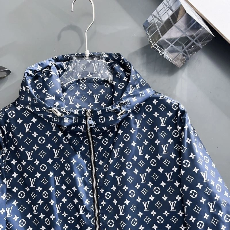 ComfortFit Louis Vuitton Outwear 137613