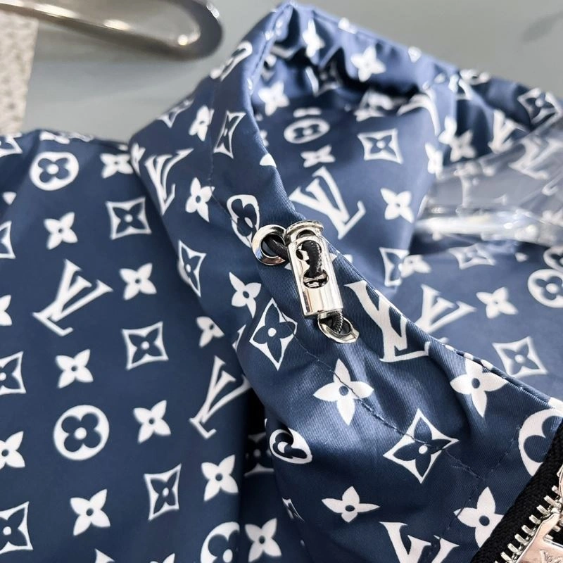 ComfortFit Louis Vuitton Outwear 137613
