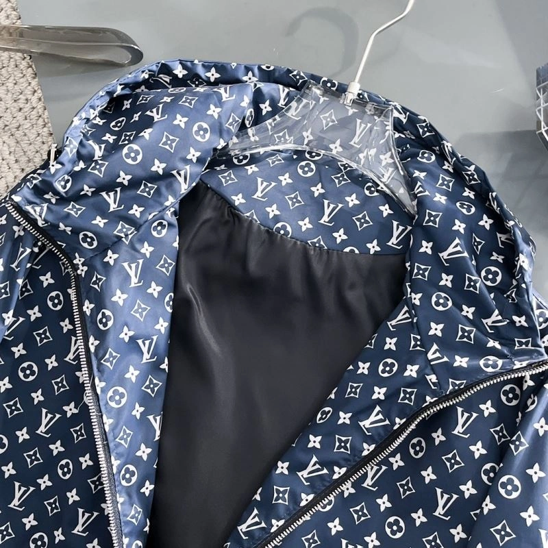 ComfortFit Louis Vuitton Outwear 137613