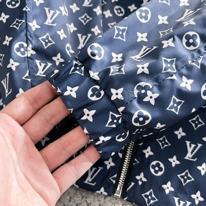 ComfortFit Louis Vuitton Outwear 137613