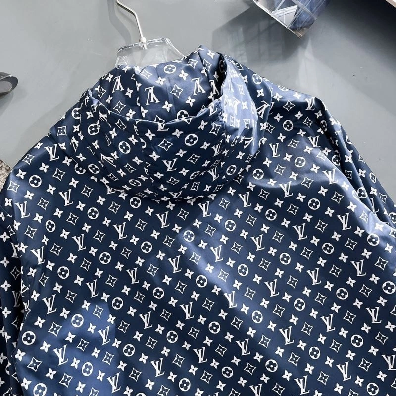 ComfortFit Louis Vuitton Outwear 137613