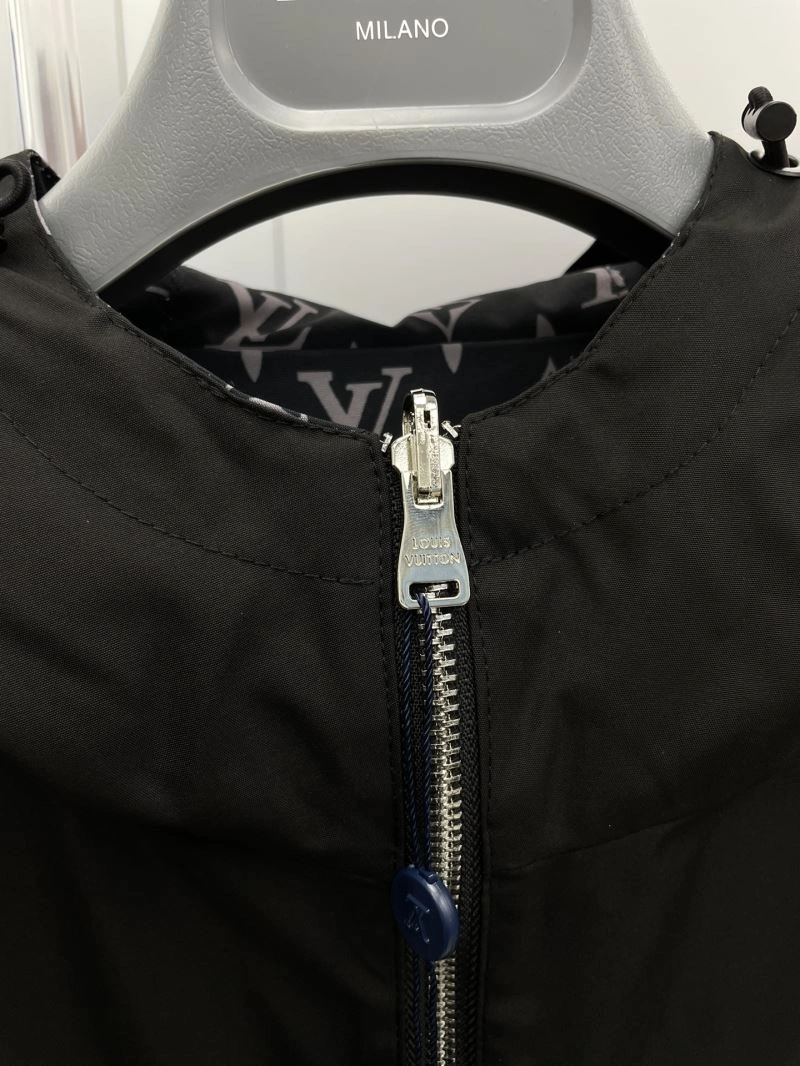 Unisex Louis Vuitton Outwear 137564