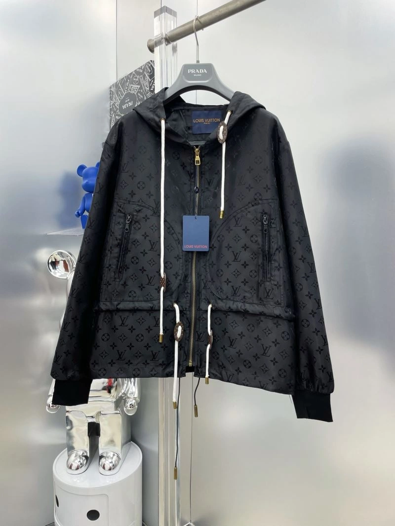 MultiPurpose Louis Vuitton Outwear 137539