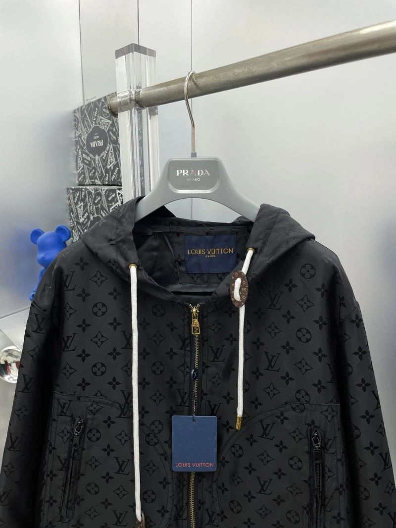 MultiPurpose Louis Vuitton Outwear 137539