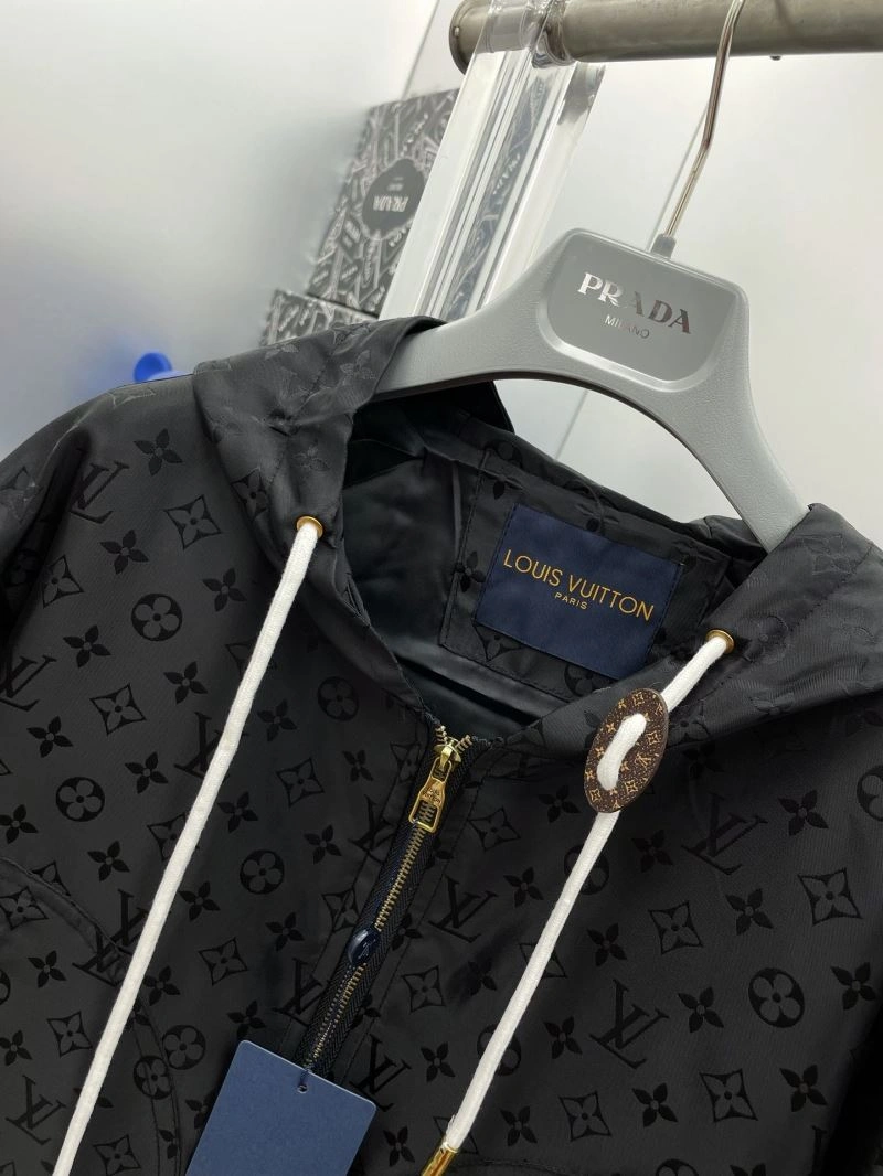 MultiPurpose Louis Vuitton Outwear 137539