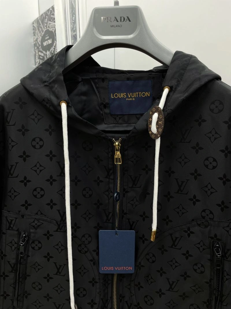 MultiPurpose Louis Vuitton Outwear 137539