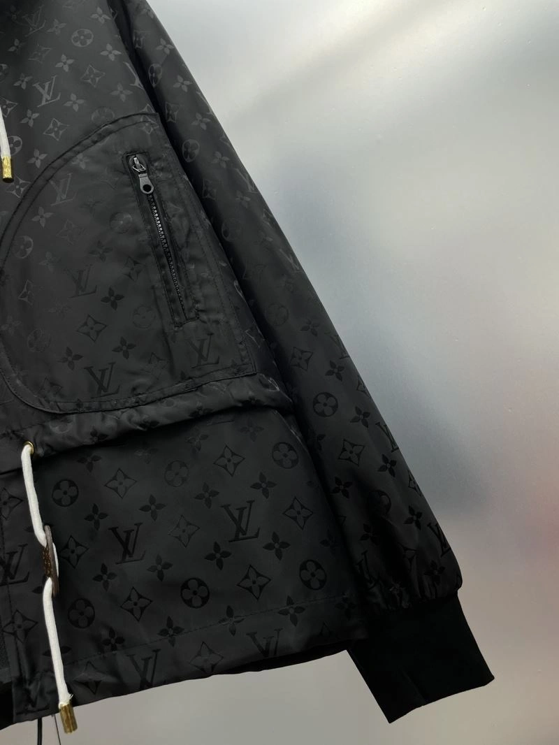 MultiPurpose Louis Vuitton Outwear 137539