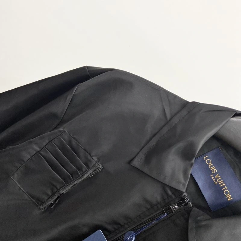 Louis Vuitton Outwear Resilient 136877
