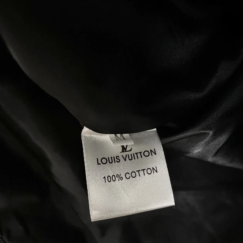 Louis Vuitton Outwear Resilient 136877
