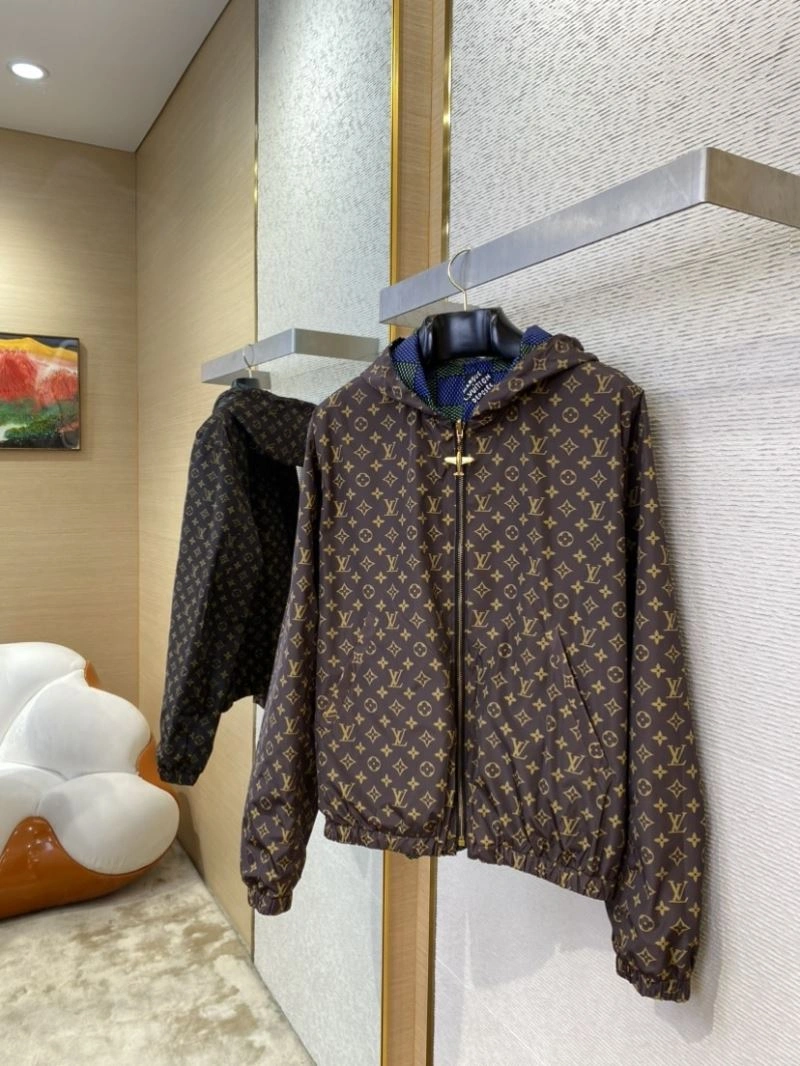 MultiPurpose Louis Vuitton Outwear 136819