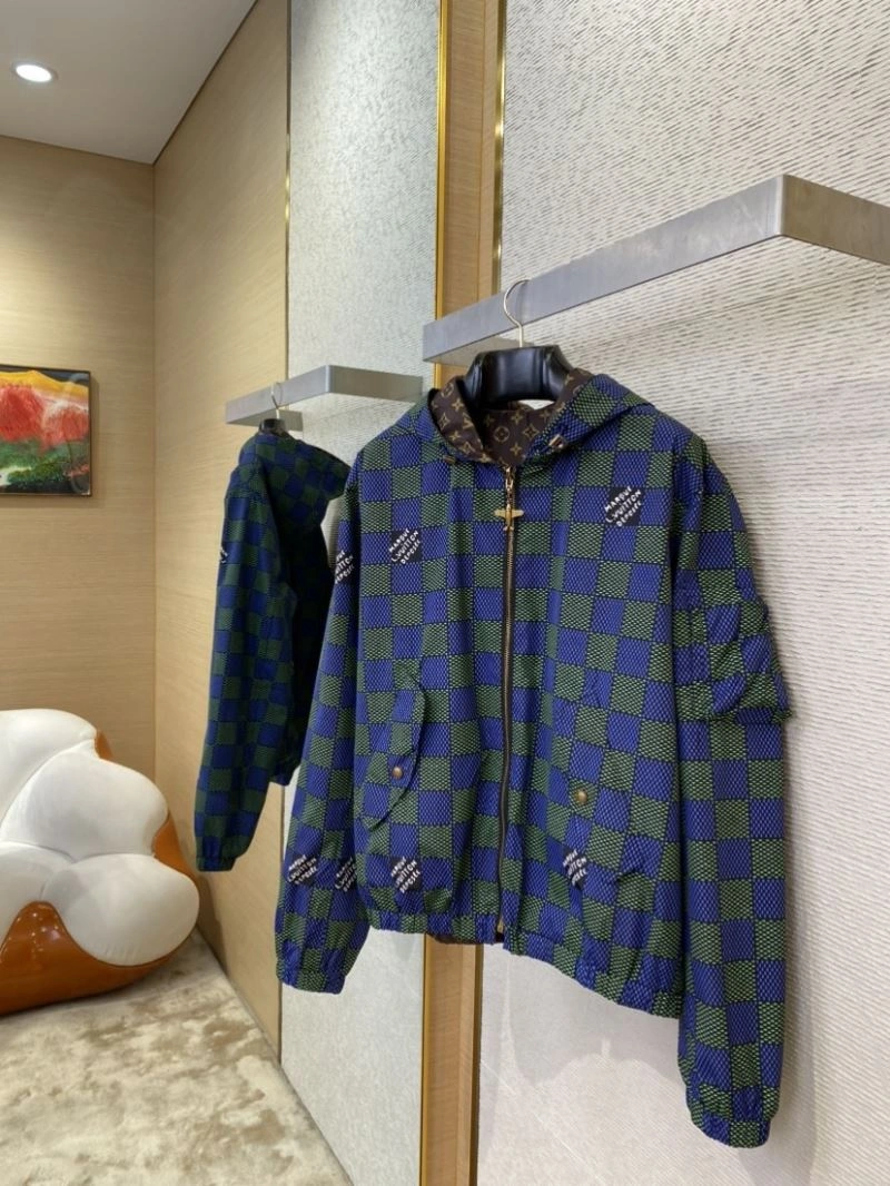 MultiPurpose Louis Vuitton Outwear 136819