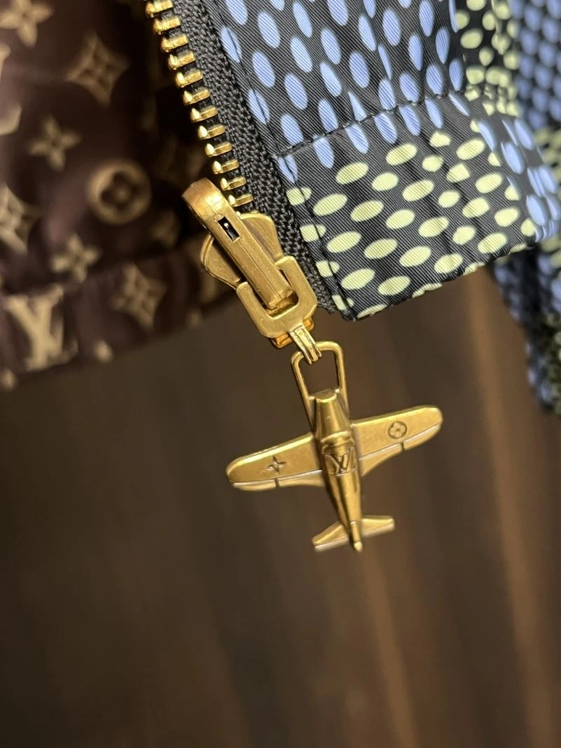 SmoothTexture Louis Vuitton Outwear 136818