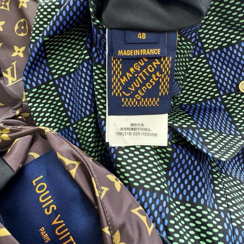 Louis Vuitton Outwear Sleek 136785