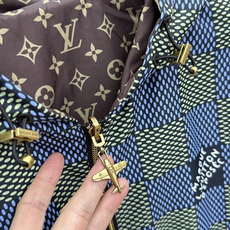 Versatile Louis Vuitton Outwear 136789