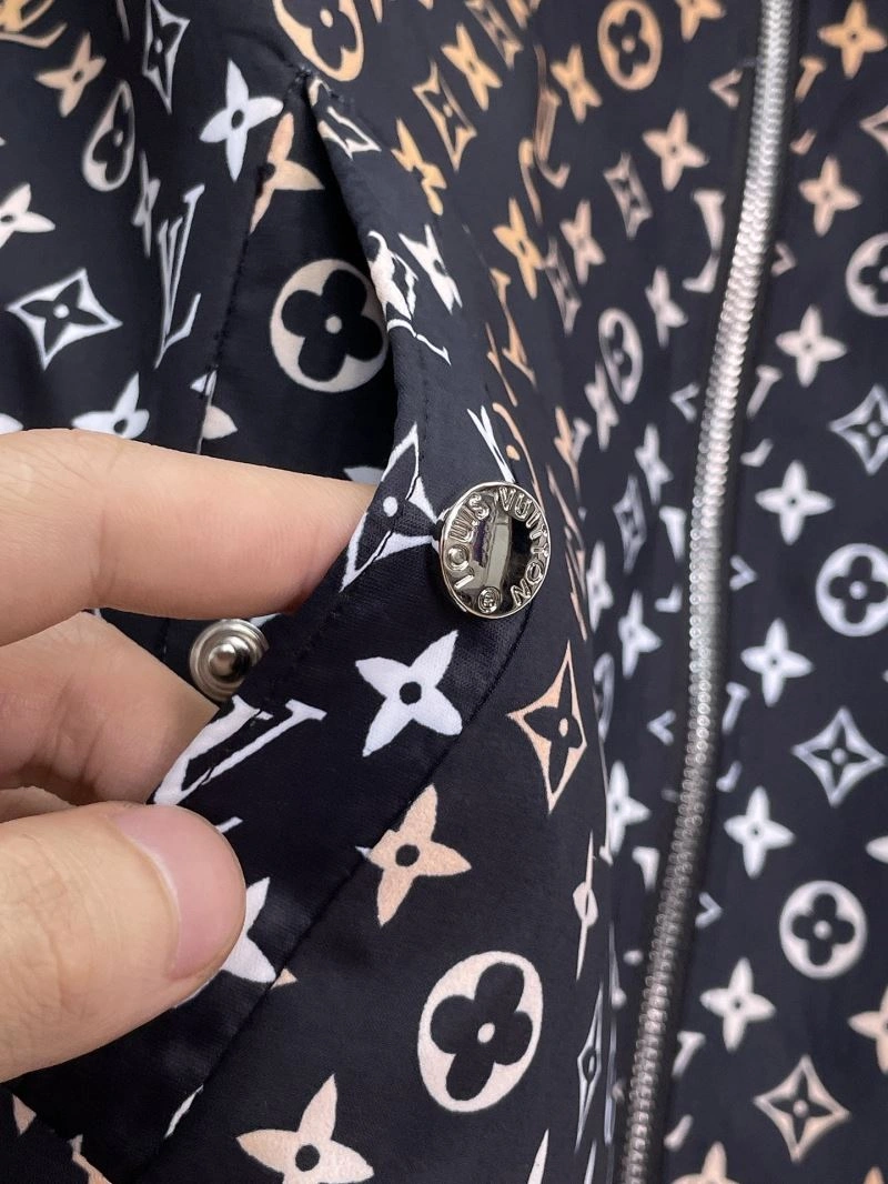 Breathable Louis Vuitton Outwear 136782