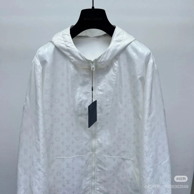 Lightweight Louis Vuitton Outwear 136728