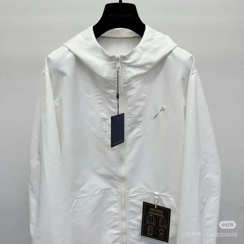 Lightweight Louis Vuitton Outwear 136728