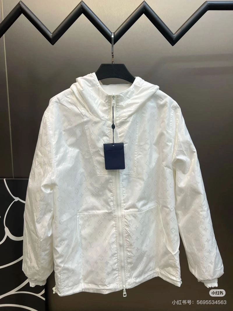 Refined Louis Vuitton Outwear 136729