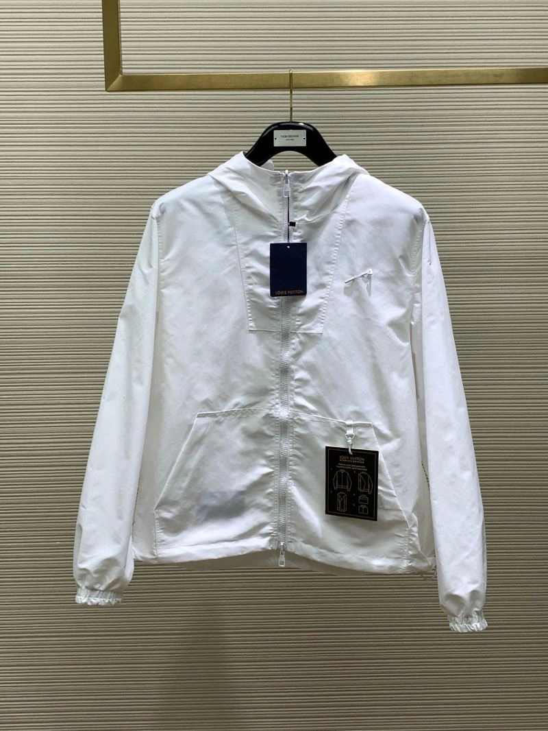 Timeless Louis Vuitton Outwear 136709