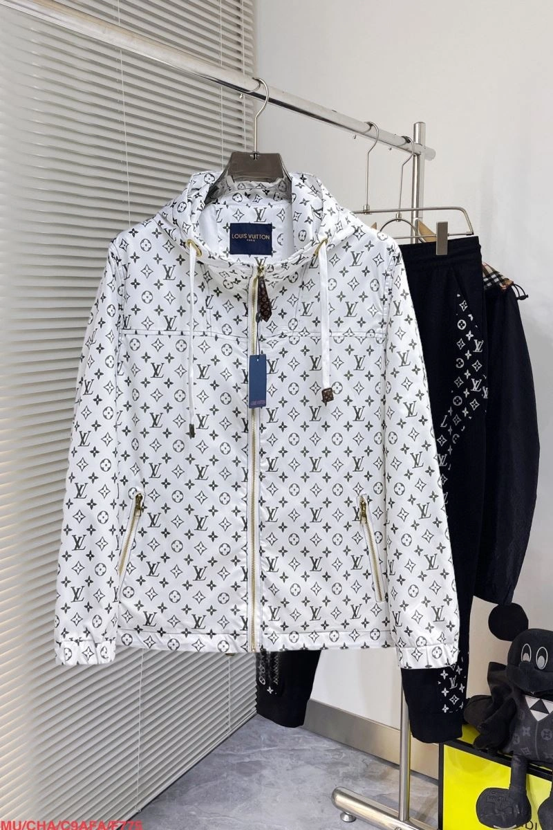Snug Louis Vuitton Outwear 136702