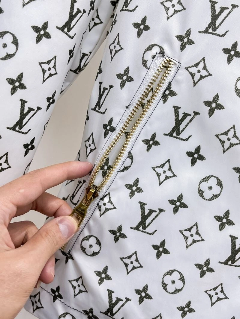 Snug Louis Vuitton Outwear 136702