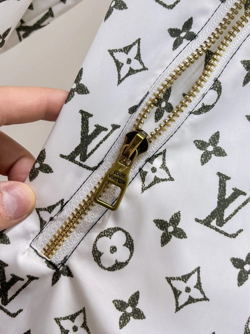 Snug Louis Vuitton Outwear 136702