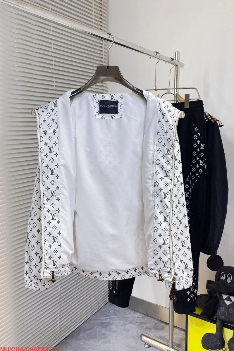 Snug Louis Vuitton Outwear 136702