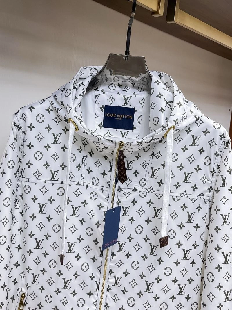 Snug Louis Vuitton Outwear 136702