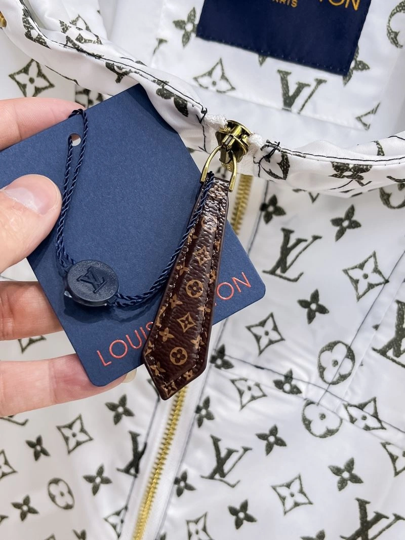 Snug Louis Vuitton Outwear 136702