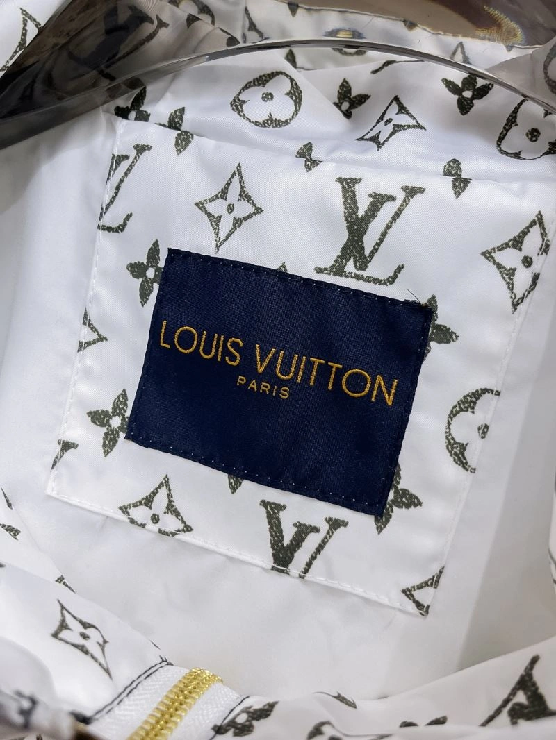 Snug Louis Vuitton Outwear 136702