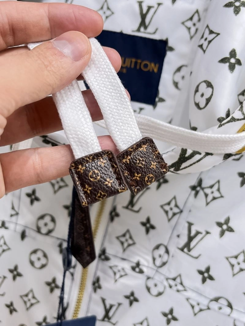 Snug Louis Vuitton Outwear 136702