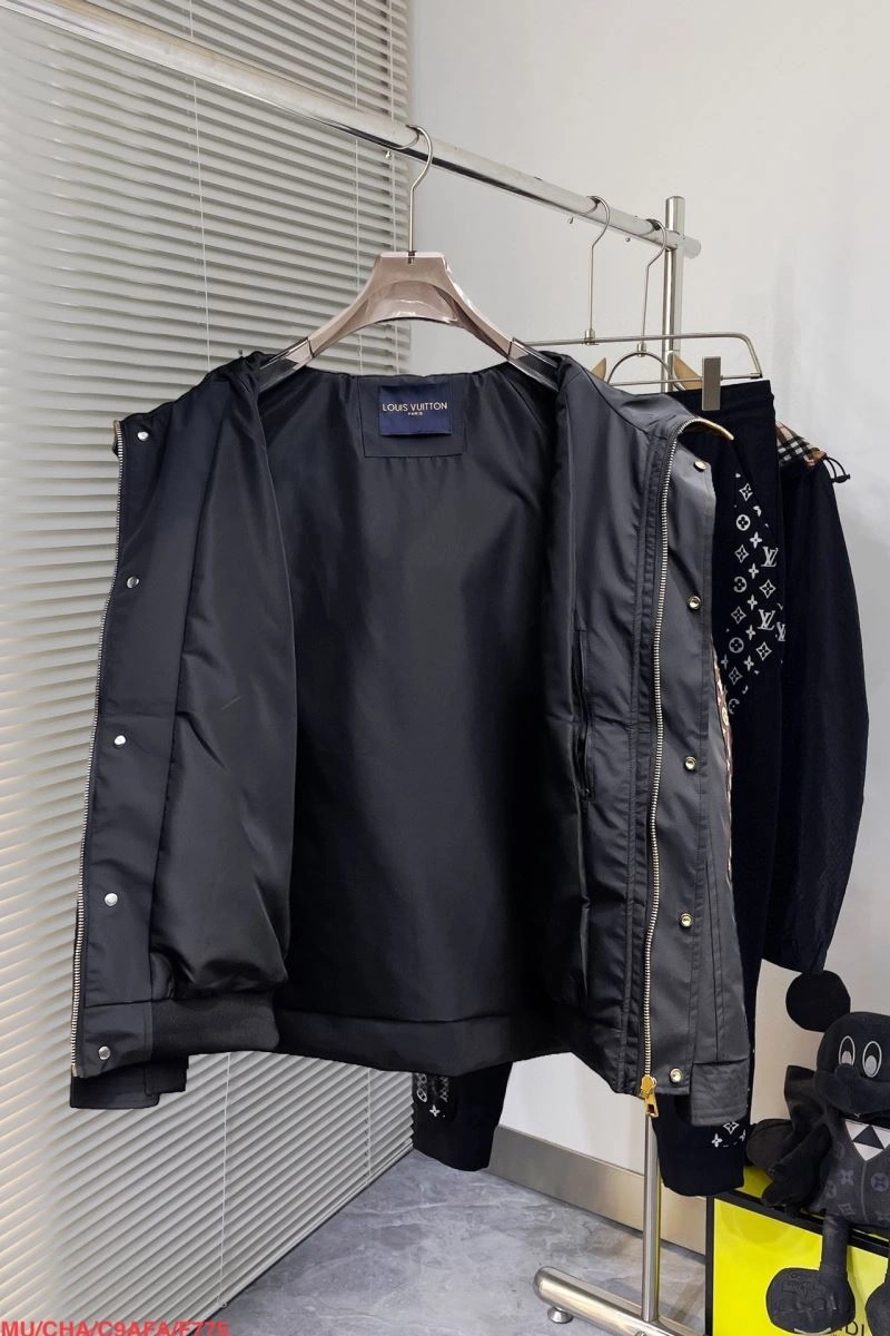 TechFriendly Louis Vuitton Outwear 136711