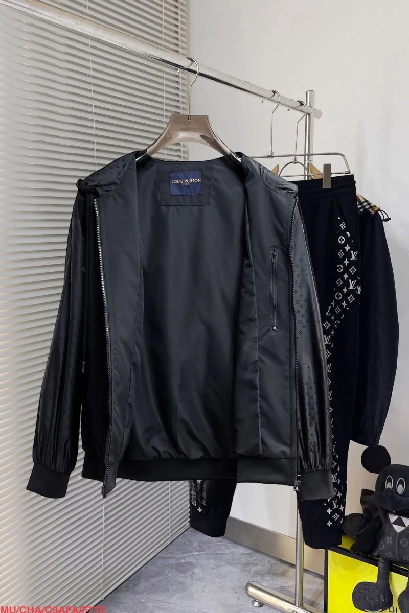 Lightweight Louis Vuitton Outwear 136721