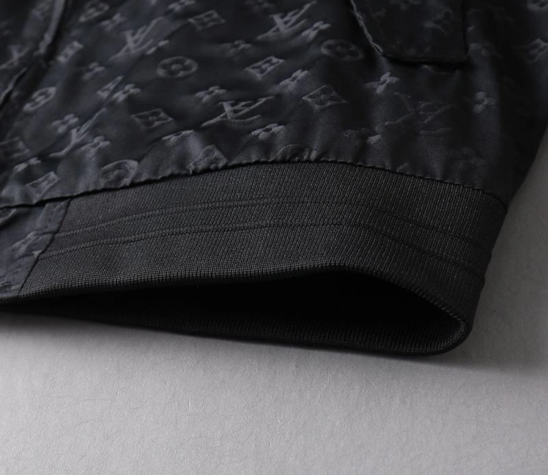 Flexible Louis Vuitton Outwear 136677