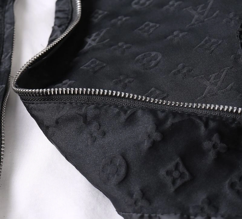 Flexible Louis Vuitton Outwear 136677