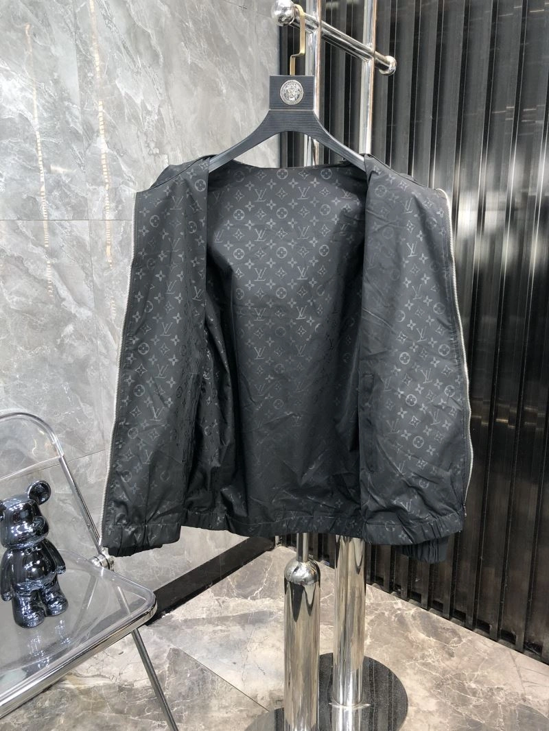 Louis Vuitton Outwear Sleek 136651