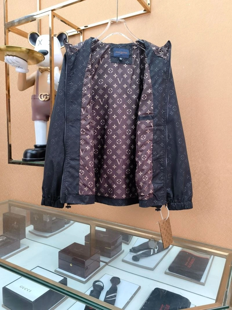 Flexible Louis Vuitton Outwear 136647