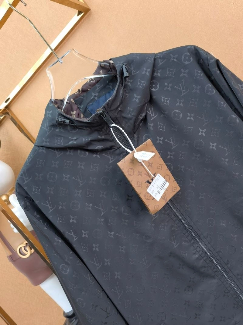 Flexible Louis Vuitton Outwear 136647